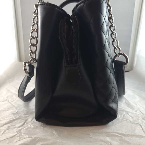 Stylish Guess Cedar Quilted Bag - Trendy and Versatile! - Picture 3 of 7